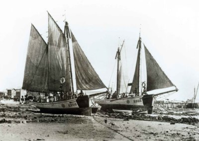 Historic photo of pearl luggers on Broome Beach West Australia