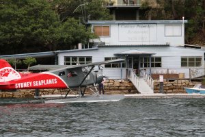 Sydney Seaplane arriving at the Cottage Point Inn
